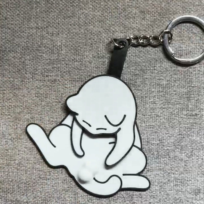Jouer avec des œufs et un porte-clés chaton