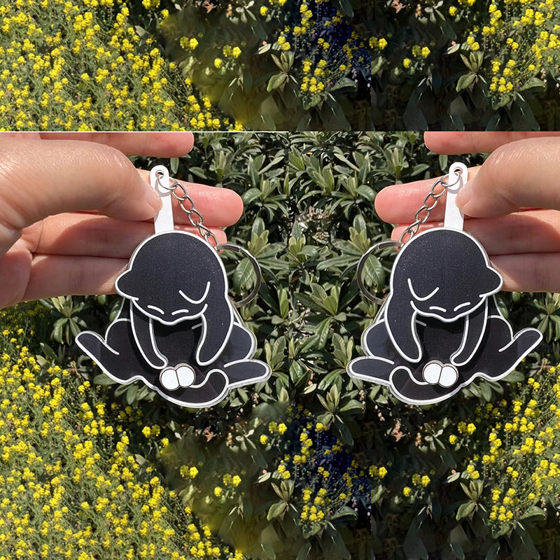 Jouer avec des œufs et un porte-clés chaton